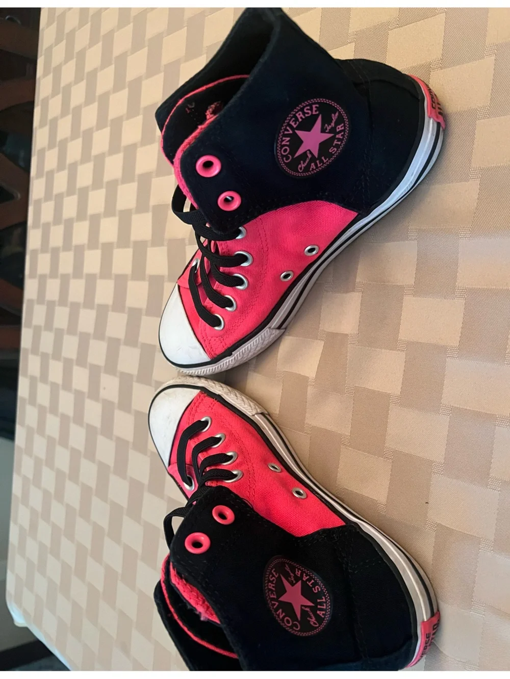 Converse All-Star Chuck Taylor High Top Shoes Neon Pink Black Jr Size 3 63182
